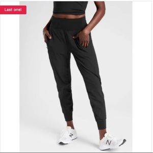 NWT Athleta Distance Jogger in Black